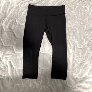 Women’s LULULEMON cropped black leggings